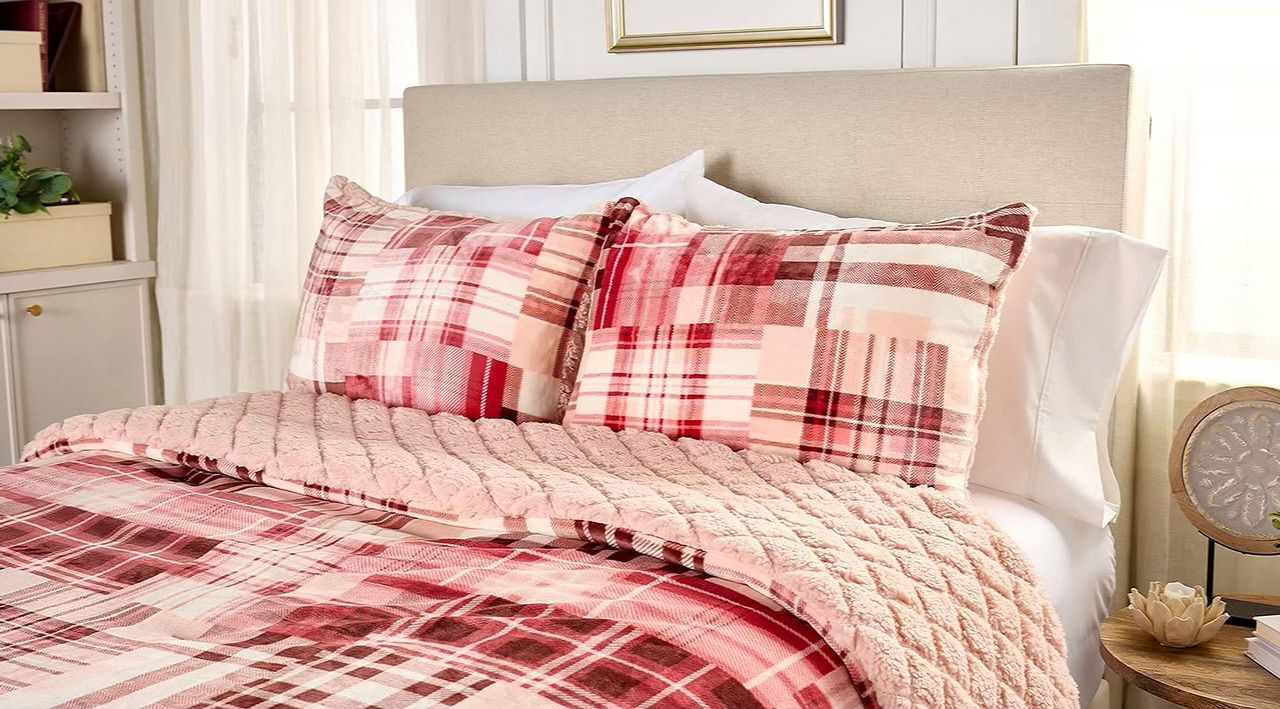 King cuddl duds Cozy offers soft comforter