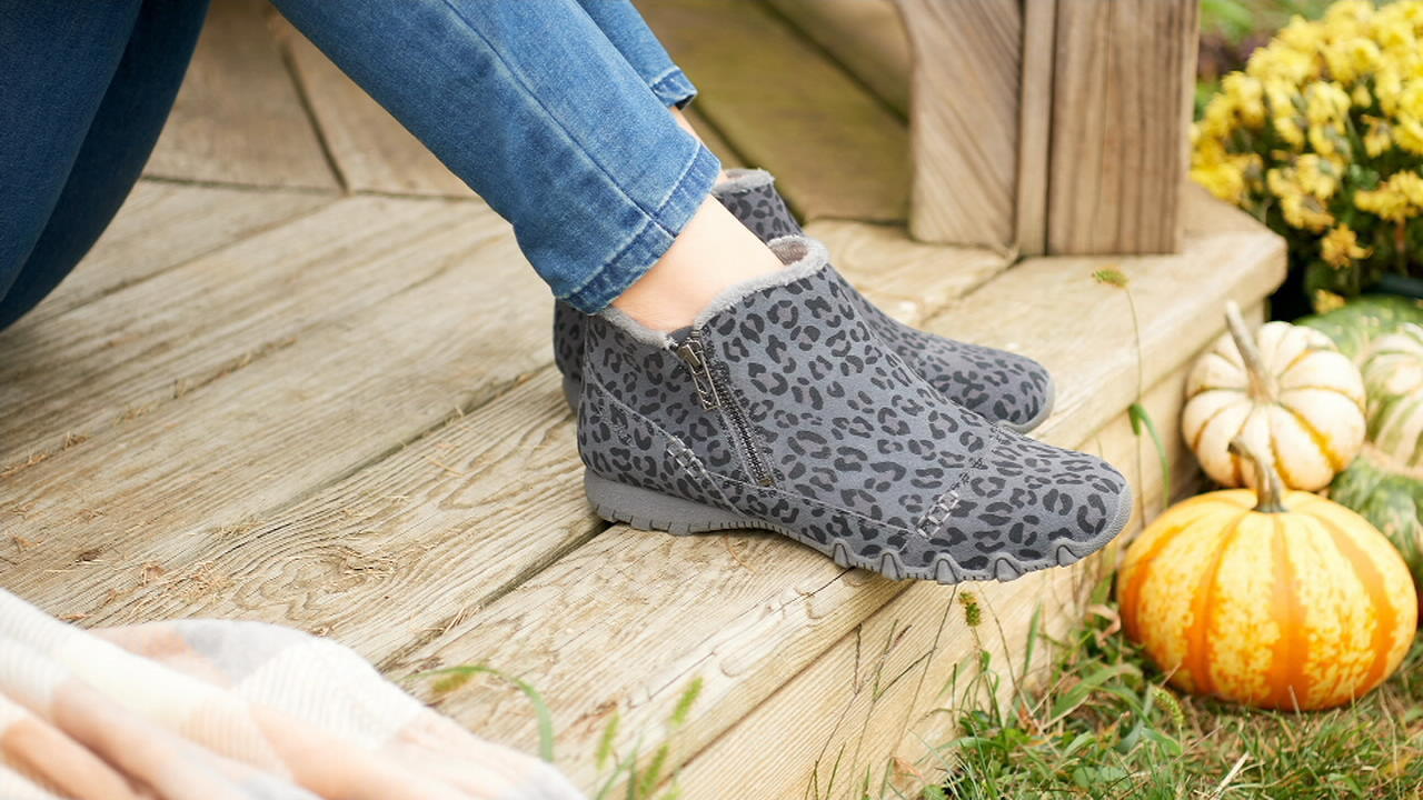 Verbetering Luxe bouwer Skechers Relaxed Fit Suede Biker Ankle Boots - Earthy Chic - QVC.com