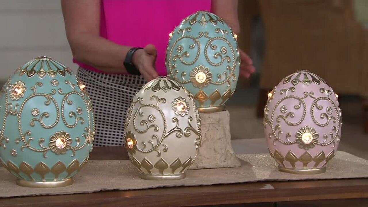 Get creative and design your own Easter eggs with the smART Sketcher 2