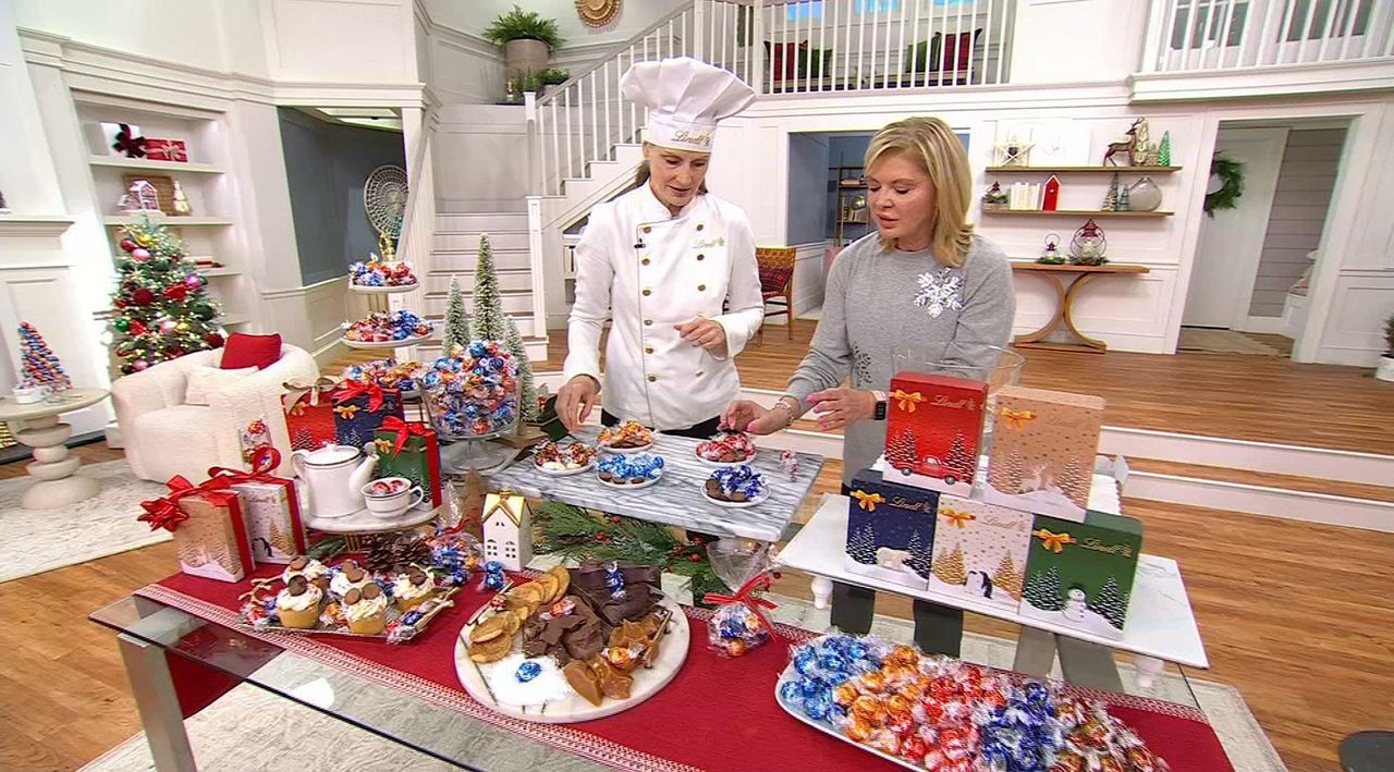 SH11/23 Lindt LINDOR 125pc Assorted Truffles w/5 Holiday Boxes