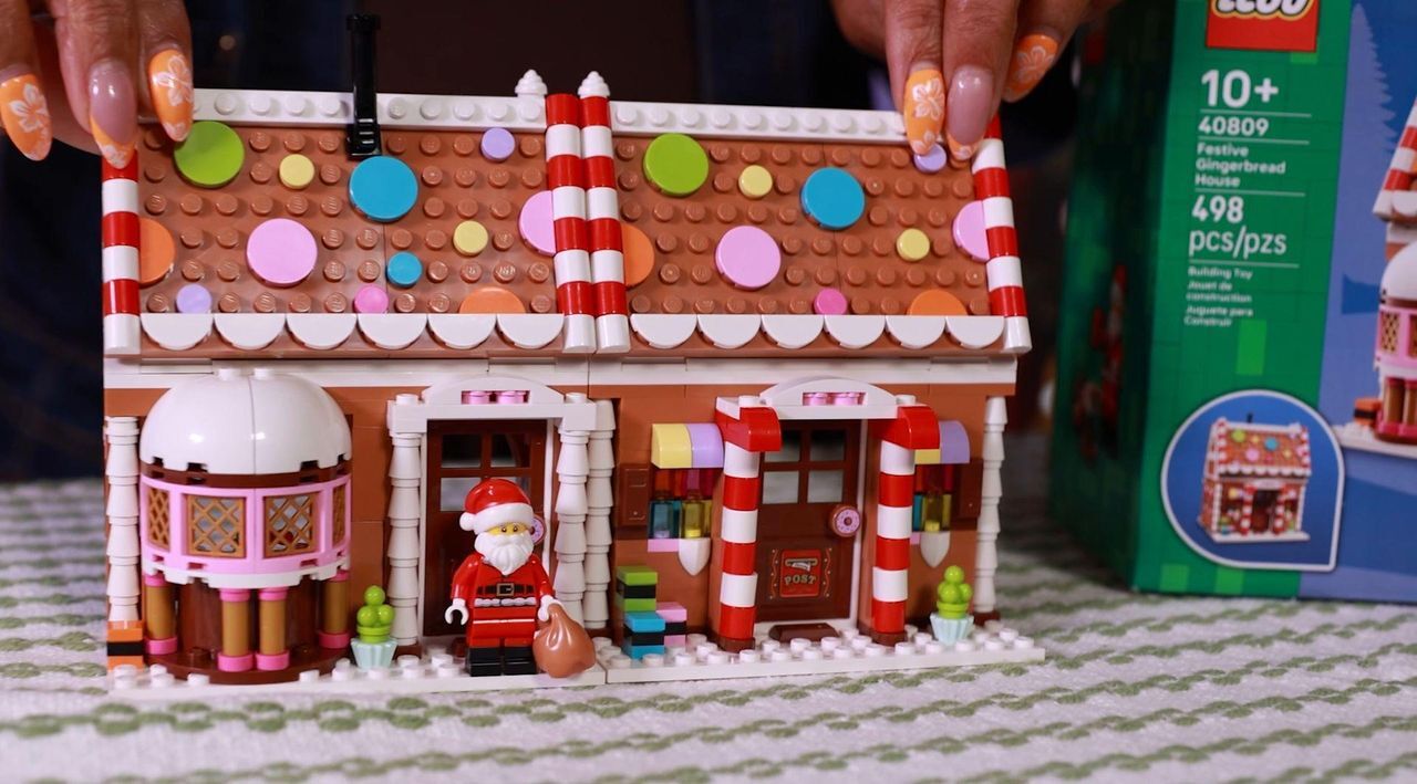 ShWk 9/1 LEGO Iconic Festive Gingerbread House - 498 Pc - QVC.com