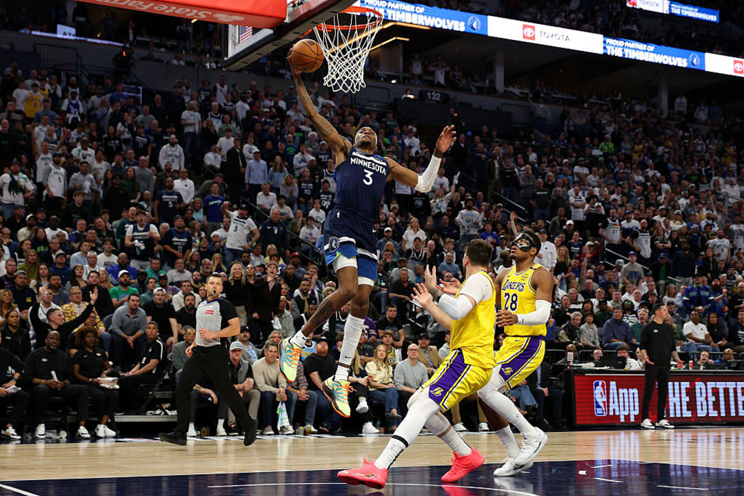 السلة الأميركية: مينيسوتا يُصعّب المهمة على لوس أنجليس ليكرز