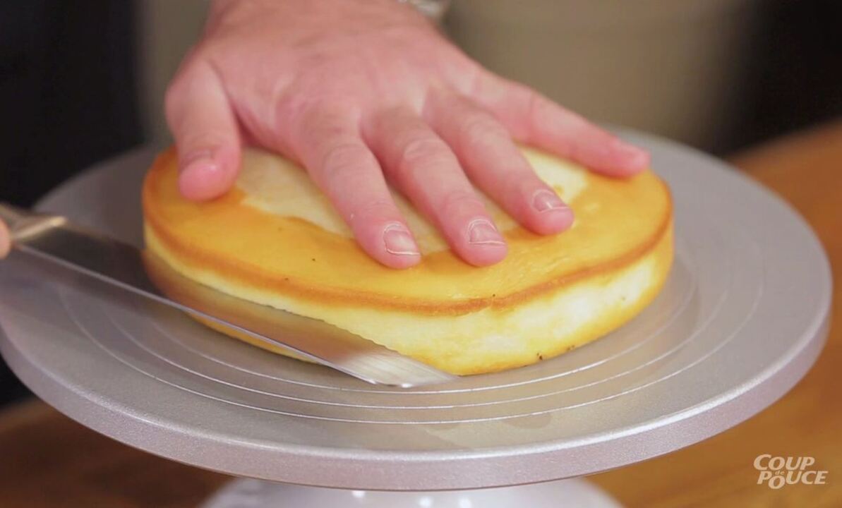 Technique culinaire: comment couper un gâteau au centre