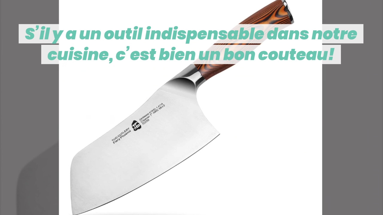 Le Chef Choisit Des Outils Professionnels. Le Chef Tient L'outil De Couteau  De Couperet Prêt