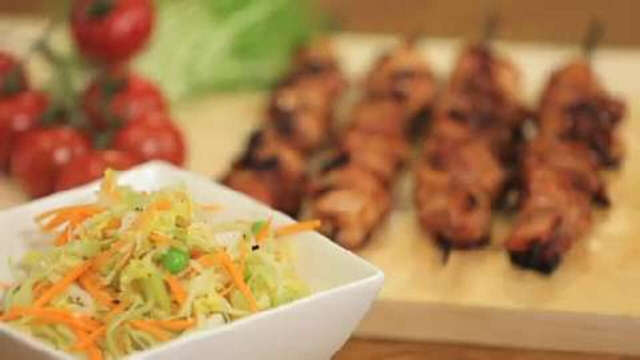 Brochettes de poulet piquantes et salade fraîcheur