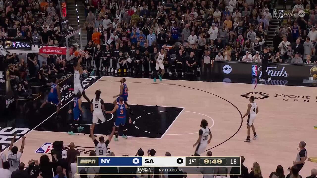 Victor Wembanyama hammers it home