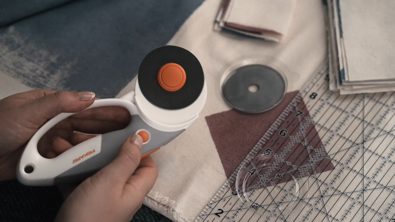 Fiskars Rotary Utility Knife with 60 mm Blade 1065932 - The Home Depot