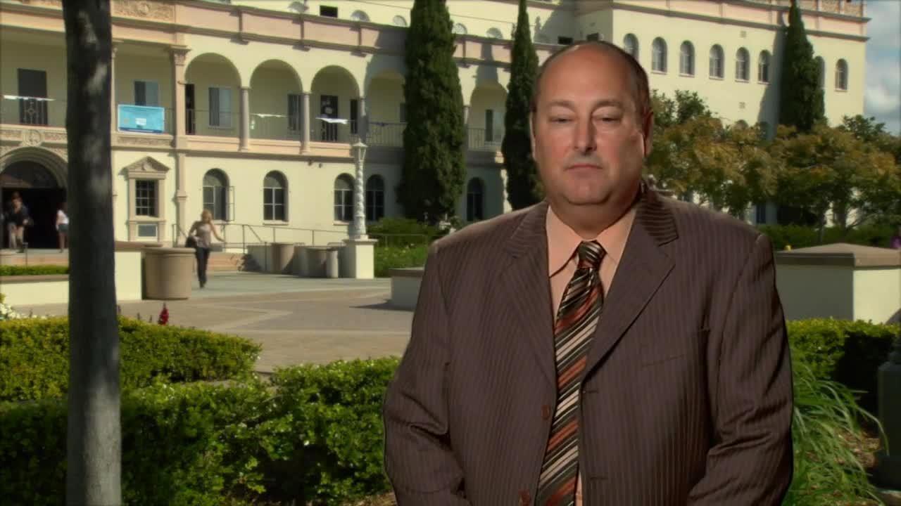 University of San Diego creates a modern network with virtualization platforms by implementing converged infrastructure, which reduces cost and is more efficient