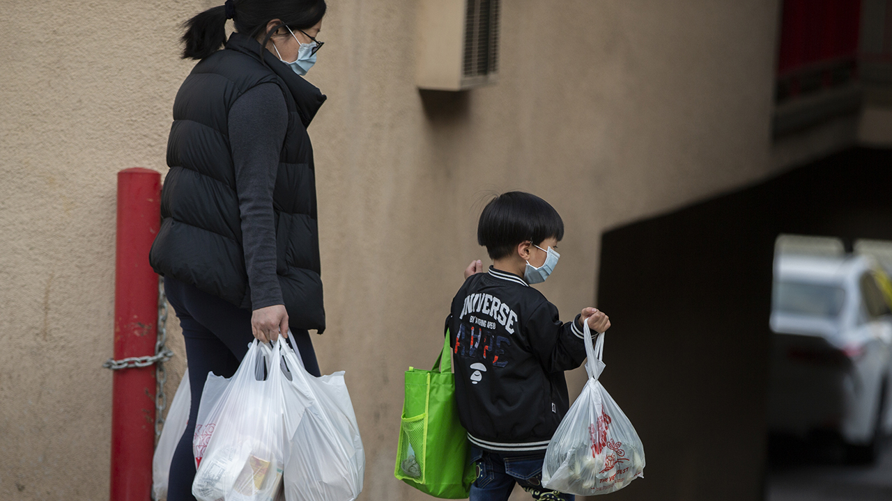 Health officials debate effectiveness of public using face masks