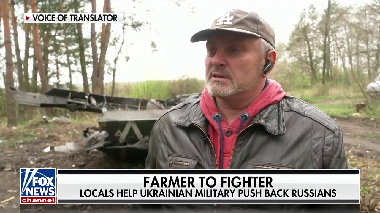 Ukrainian locals team up to stop Russian forces