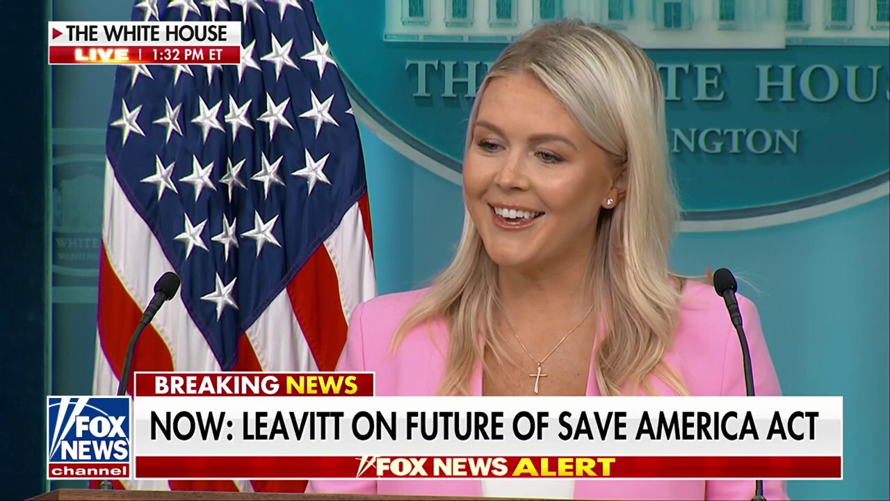 Karoline Leavitt addresses reports of White House teleprompter operator betting on Trump's speeches