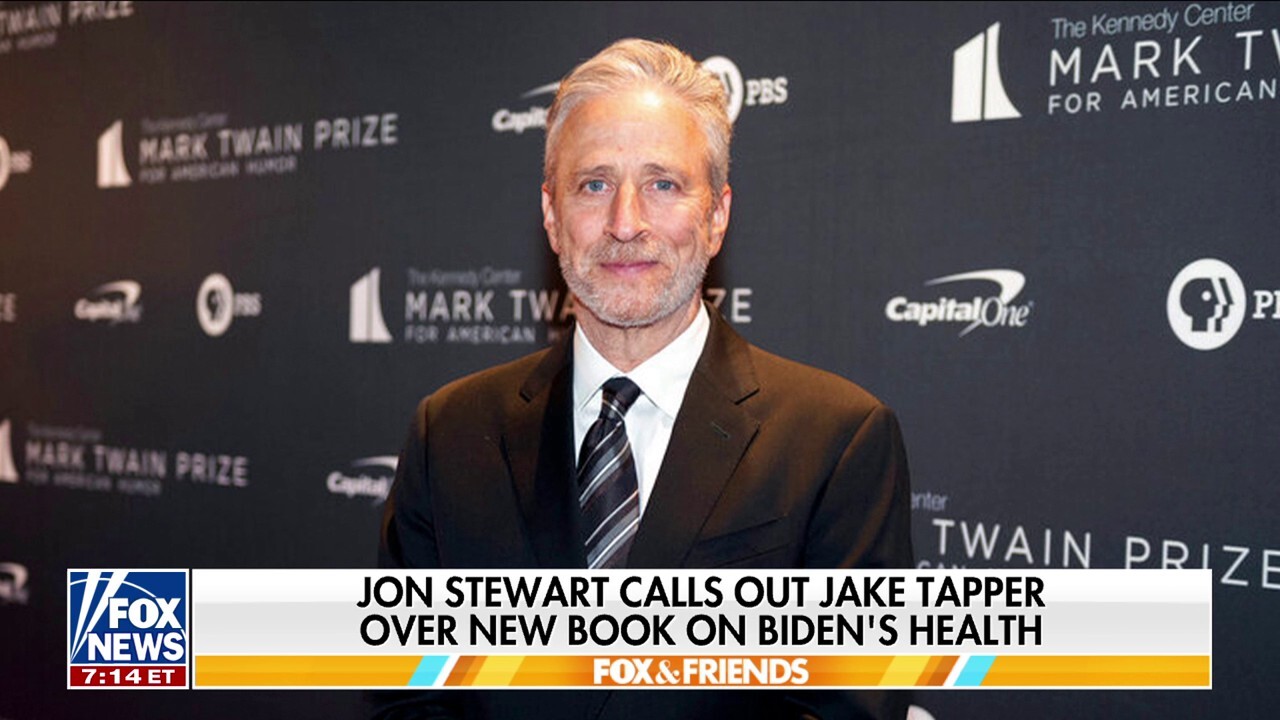  Jon Stewart tears into CNN anchor for Biden cover-up