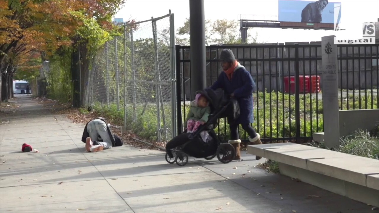 КРИЗА В НЮ ЙОРК: Майка се отдръпва на безопасно място за инжектиране, разположено срещу училище: „Нашите бебета са там“