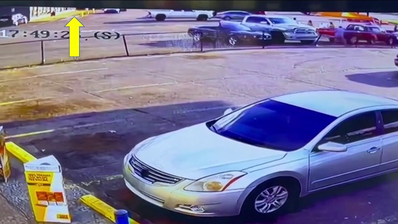 Memphis shooting: Surveillance footage of Ezekiel Kelly allegedly running in and out of an AutoZone store
