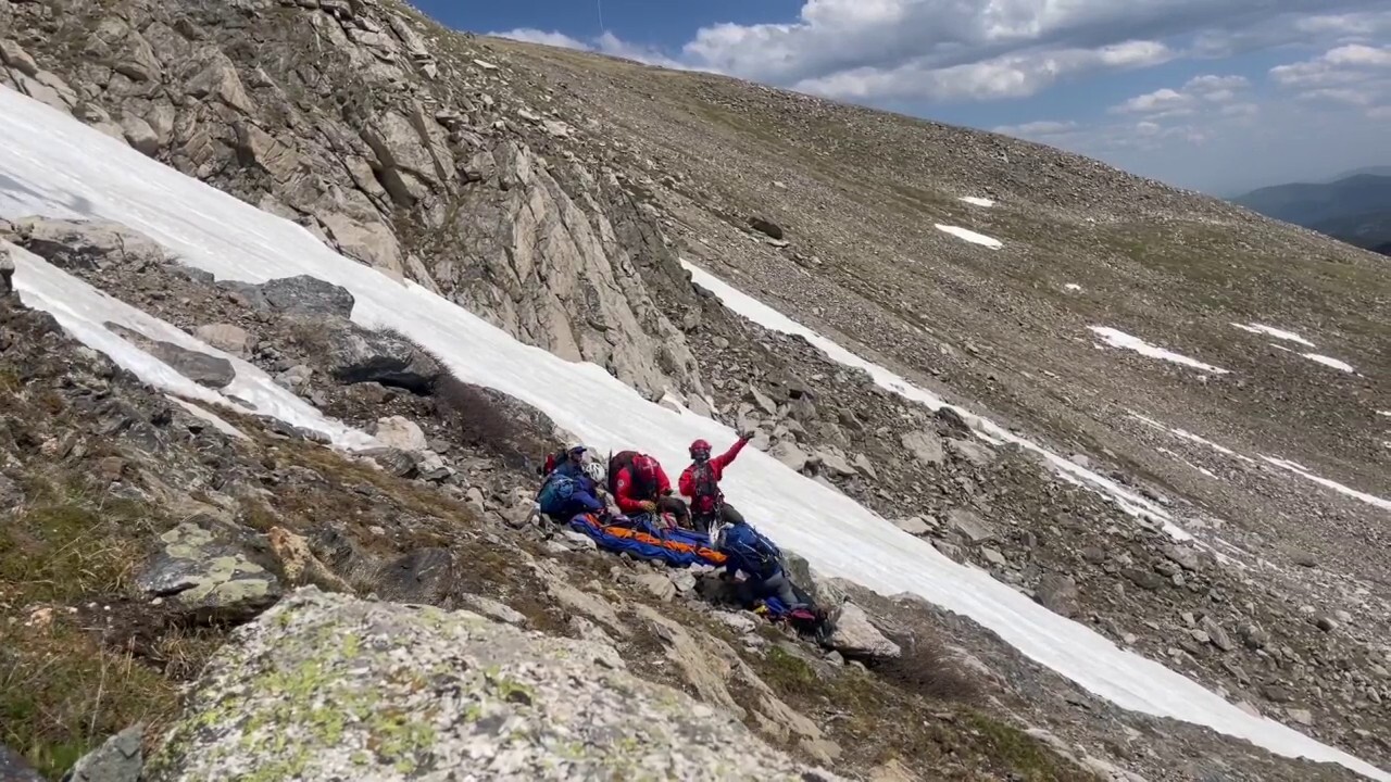 Членове на снежен патрул извън службата спасиха скиор, който падна хиляди фута, опитвайки се да слезе от връх Колорадо