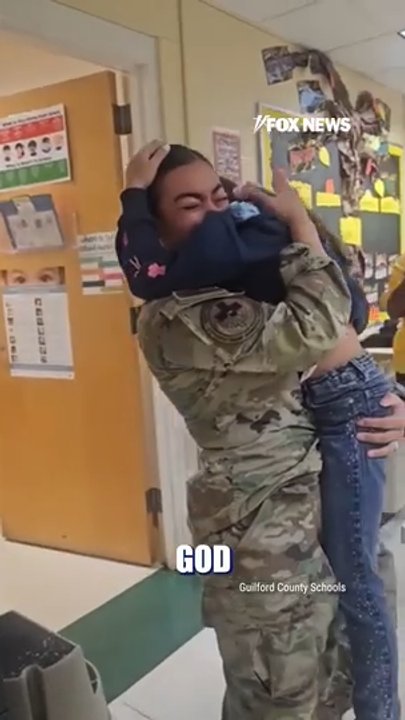 Military mom surprises young daughter in TEAR-JERKING moment
