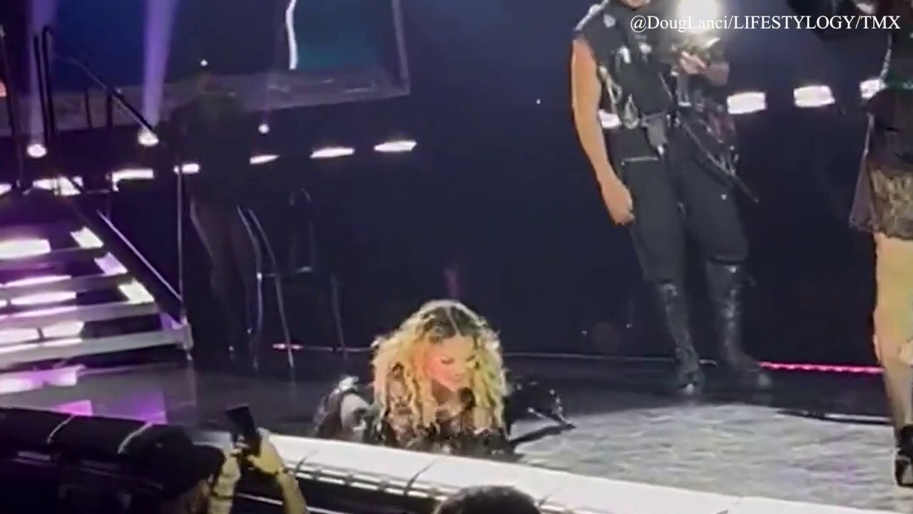 Мадона падна неловко от стол по време на концерт в Сиатъл