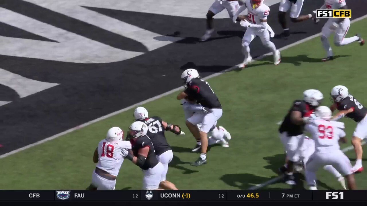 Brendan Sorsby rushes for a tough eight-yard touchdown to extend Cincinnati's lead over Houston