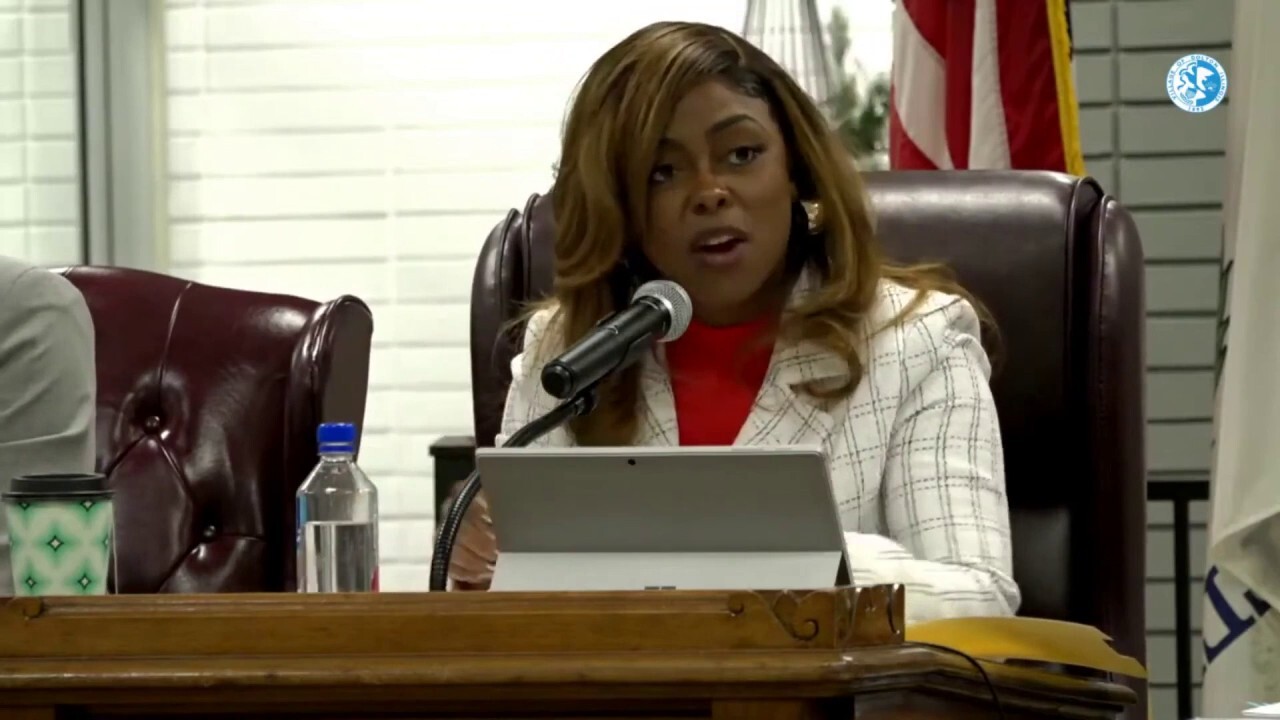 Противоречив кмет отправя дива тирада към служители за нападки срещу „чернокожа жена на власт“ заради разходите й