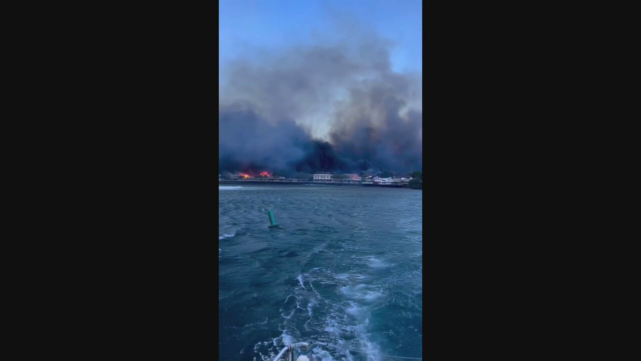 Boaters flee Maui, Hawaii as wildfires rage