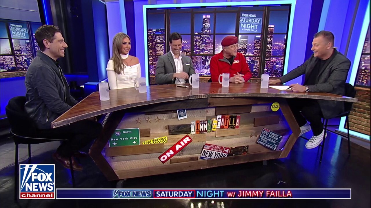 Curtis Sliwa Stops By 'Fox News Saturday Night' To Discuss NYC's Migrant Crisis 