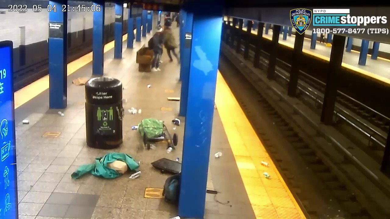 NYC men fall onto Subway tracks after starting knifepoint fight