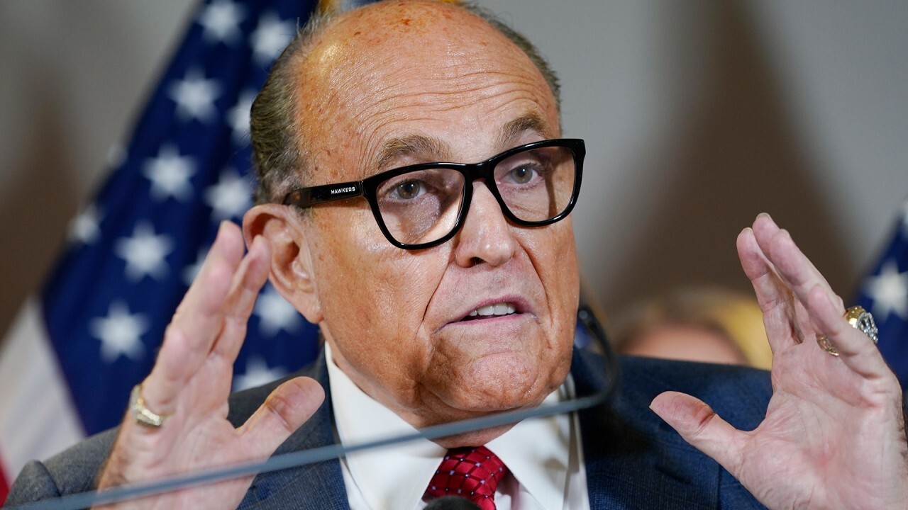 'The Five' slam mainstream media's misreporting on Giuliani raid