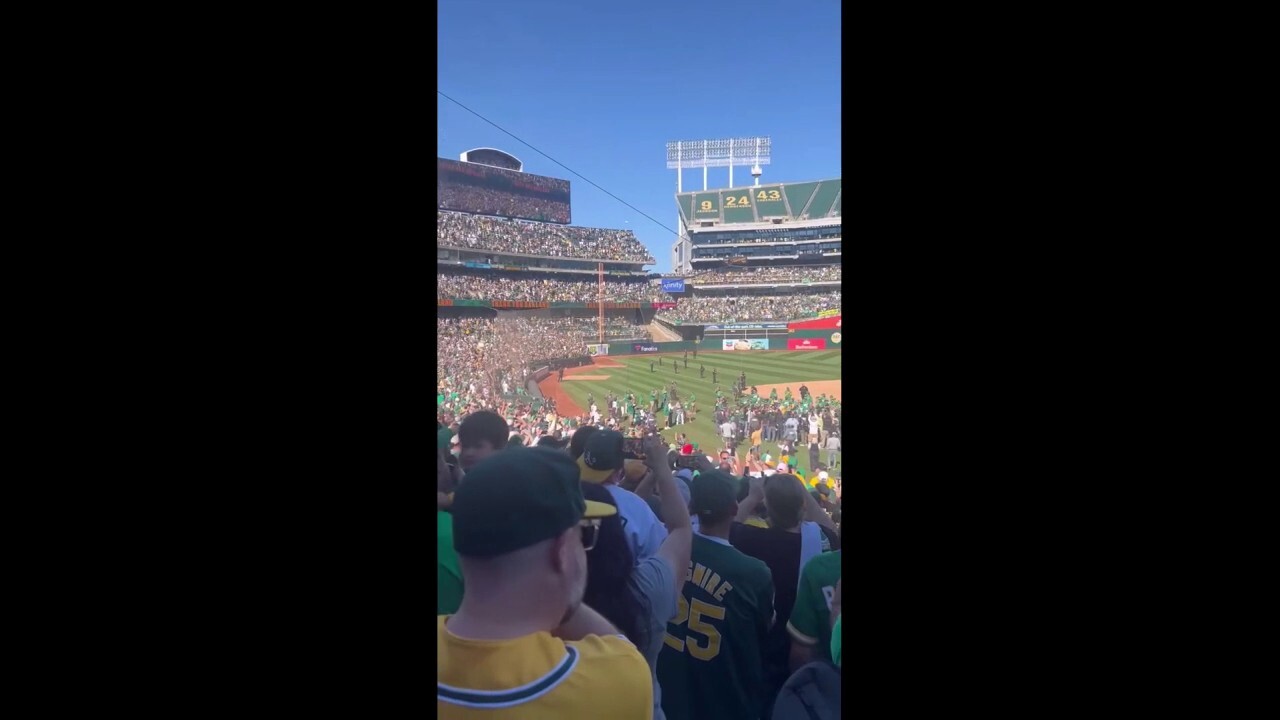 Oakland A's fans pack the ballpark one final time