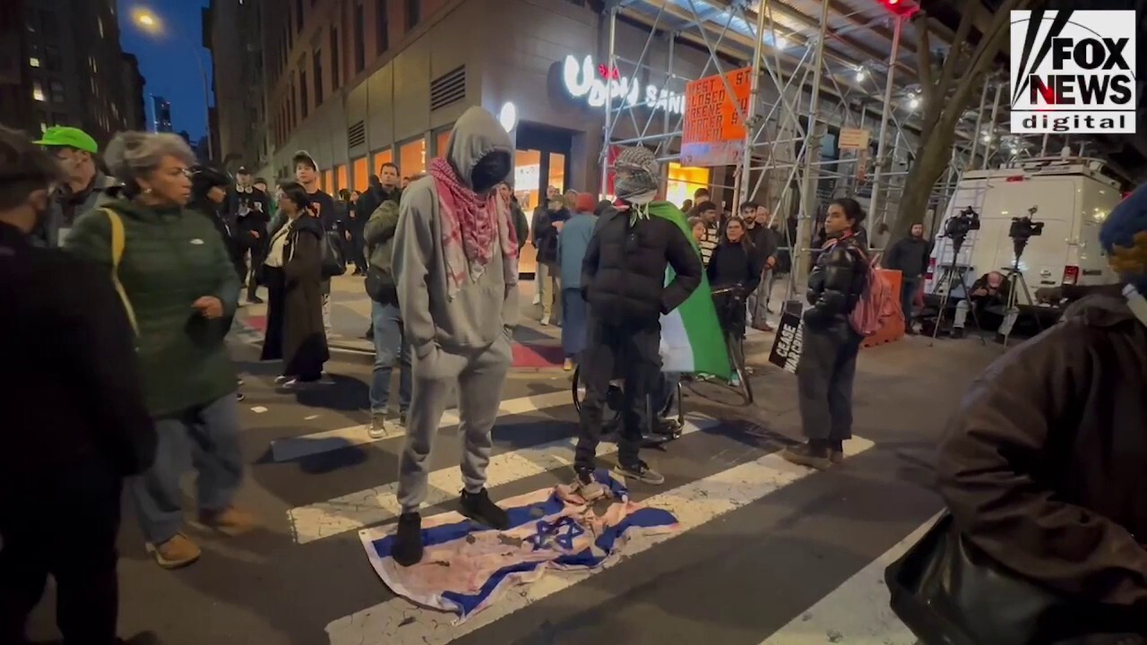 Протестиращите срещу Израел в Нюйоркския университет образуват жива верига, докато полицията се приближава за арести