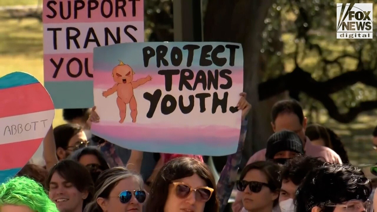 Mental health professionals have 'abandoned our duty of care' in treatment of trans youth, therapist says