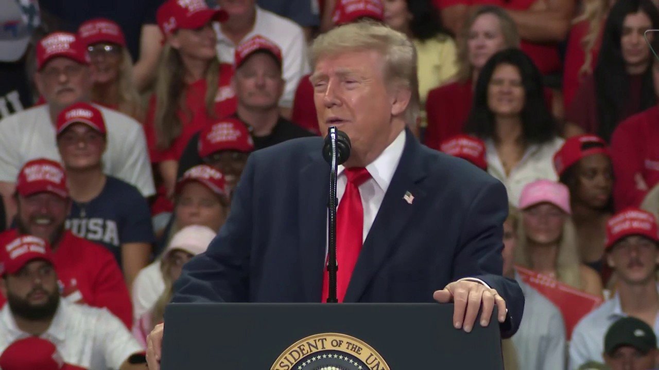 Trump sounds off on 'moron' Robert De Niro at Florida rally