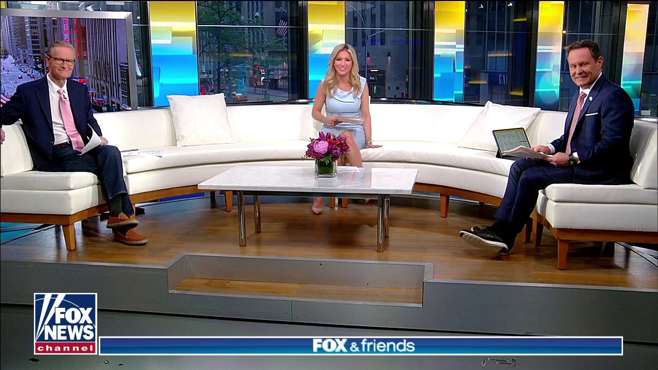 'Fox & Friends' returns to the curvy couch