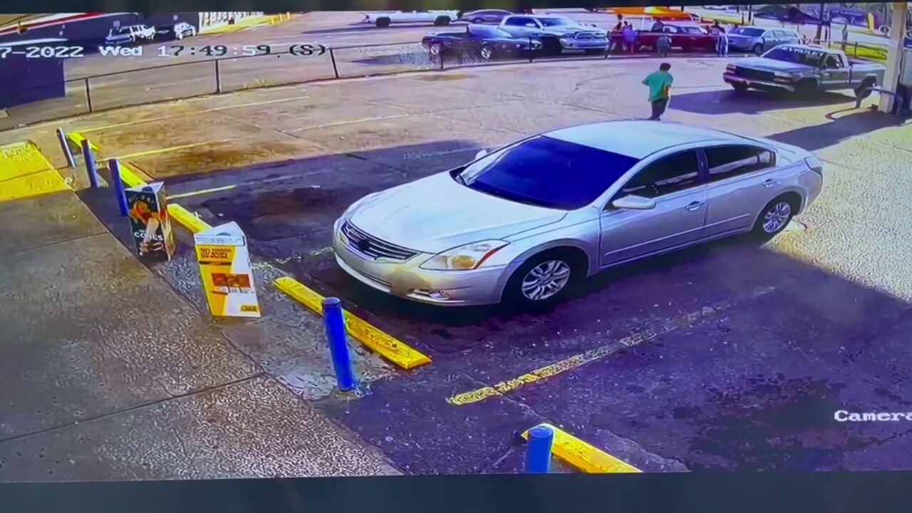 Surveillance footage shows public's reaction after Memphis shooter, Ezekiel Kelly, shoots man in AutoZone