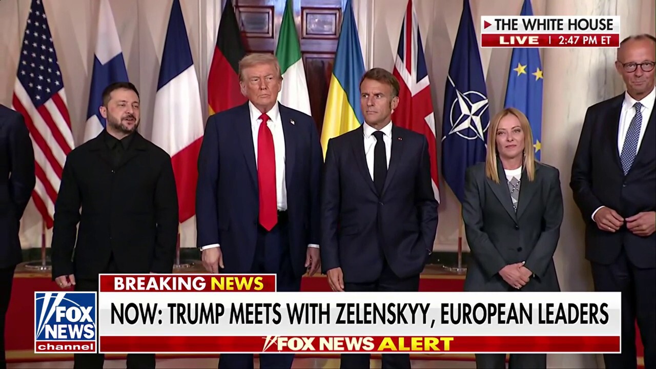  Trump, Zelenskyy and European leaders take group photo during White House gathering