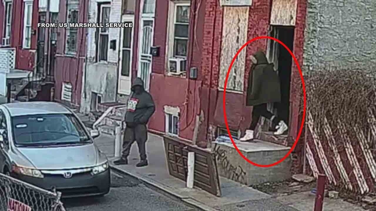 Беглец от Филаделфия, забелязан да напуска дома си все още с белезници в ново видео, след като избяга от полицаи