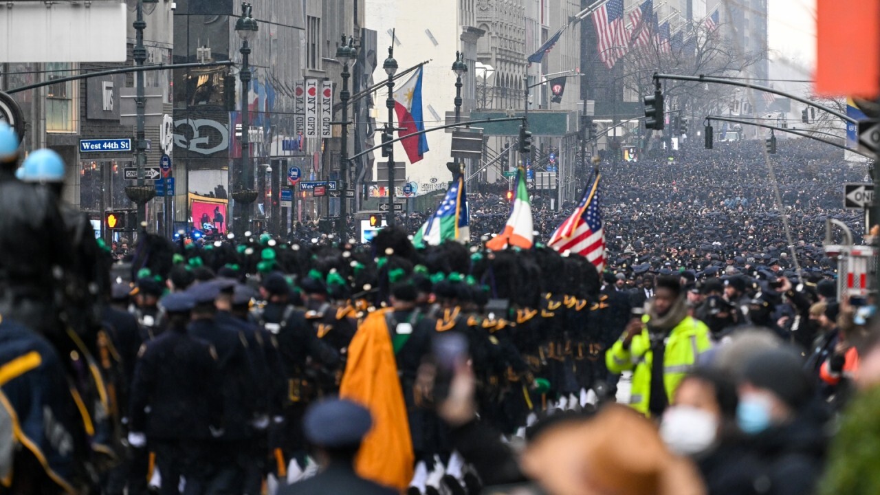 Thousands of NYPD officers give final salute to fallen hero