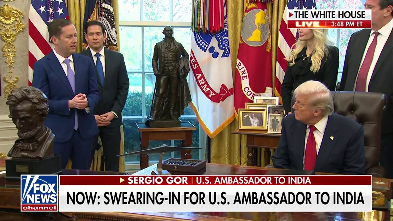  Trump holds swearing-in ceremony for US ambassador to India