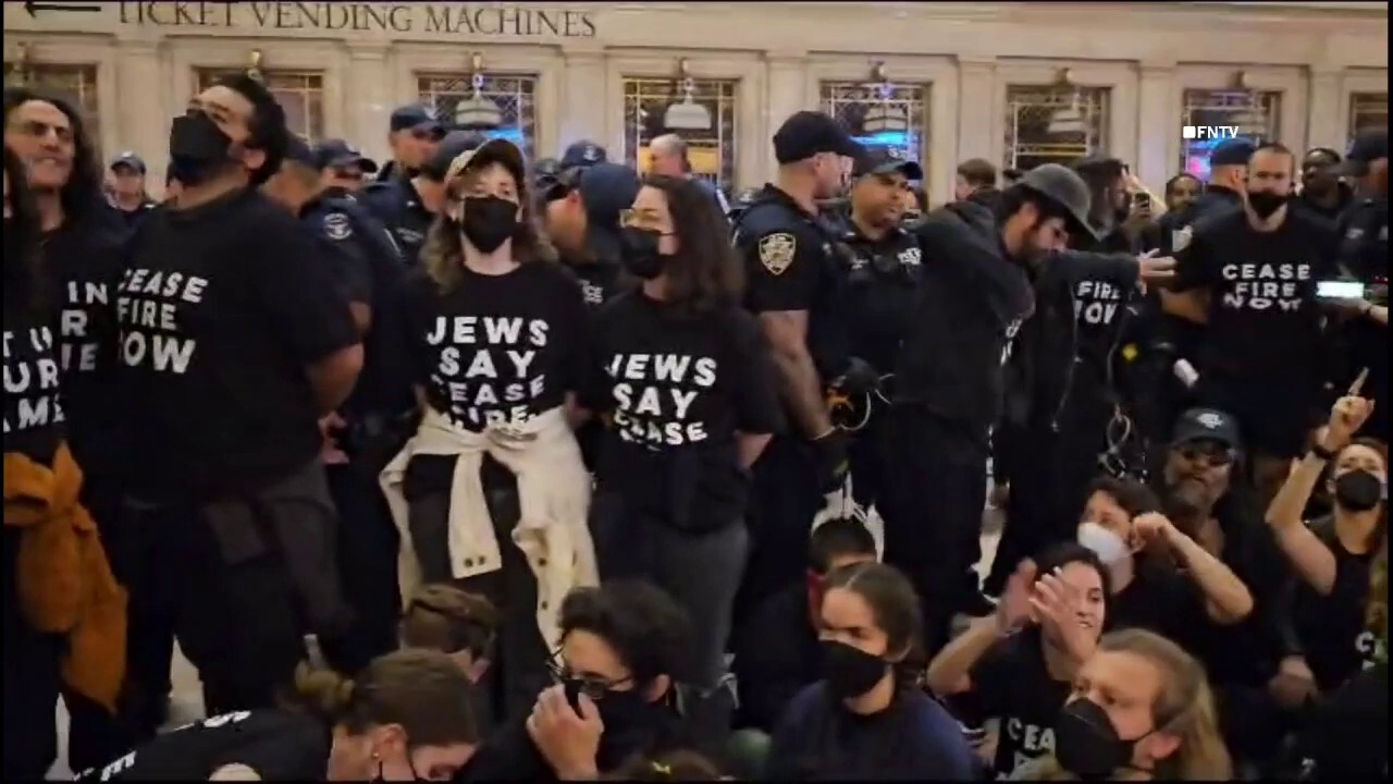 Photos: Grand Central cease-fire protest – NBC New York