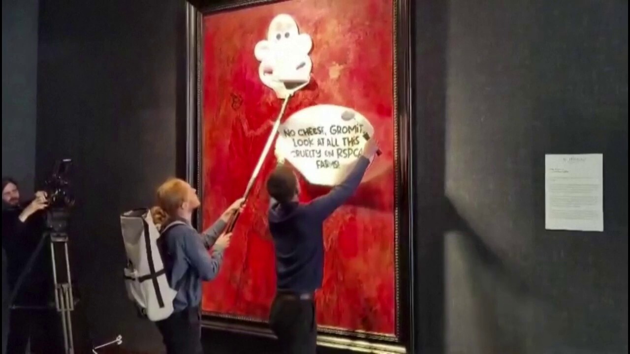 Портрет на крал Чарлз III е вандализиран от активисти за правата на животните, видео показва