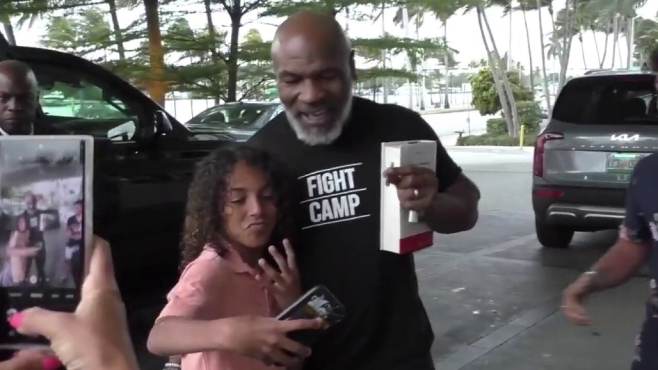 Mike Tyson tout sourire à Miami après une bagarre avec un passager de la compagnie aérienne