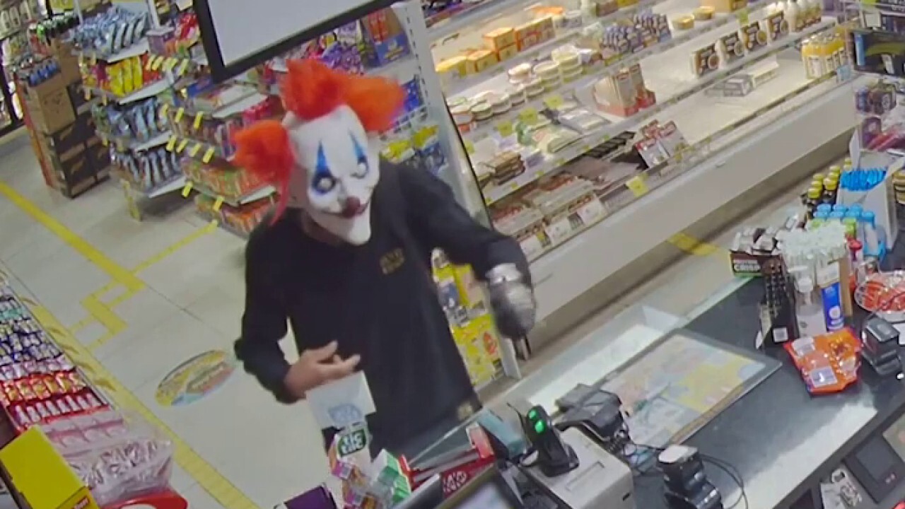 ГЛЕДАЙТЕ: Маска на клоун, носещ заподозрян, ограбва смесен магазин с оръжие, бяга с плячка