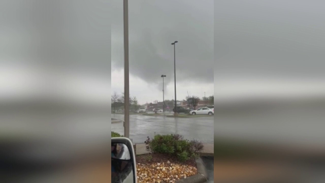 Arkansas tornado caught on camera