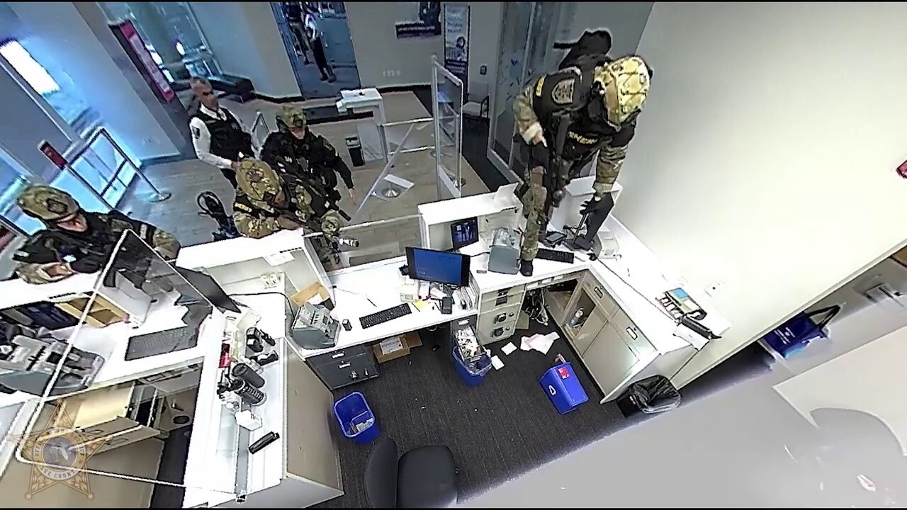 Снайперист от Флорида стреля и убива банков обирджия, държащ заложници през компютърен монитор: Видео
