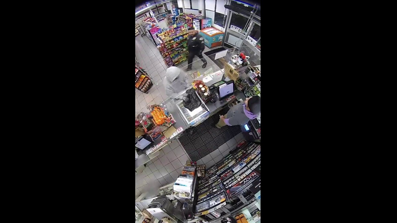 Калифорнийски полицай несъзнателно навлиза във въоръжен грабеж в 7-Eleven: видео