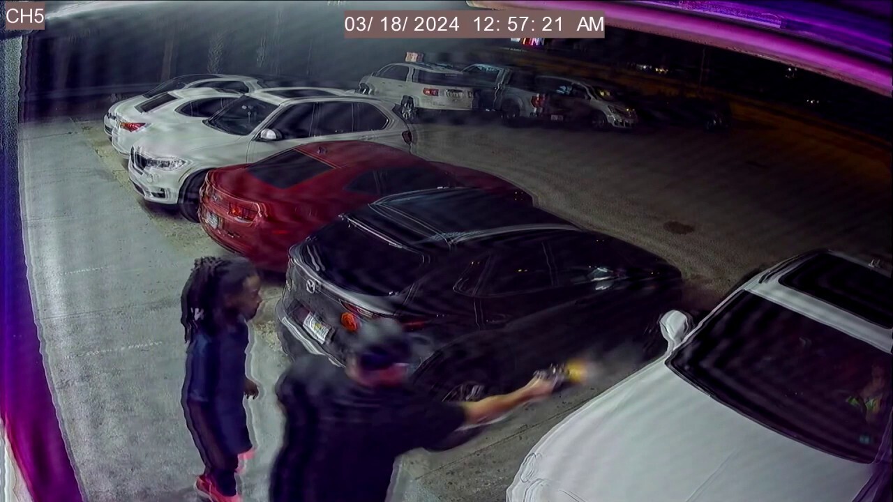 Видео от камера за наблюдение на стриптийз клуб във Флорида показва стрелба от упор, 2 арестувани след преследване с хеликоптер