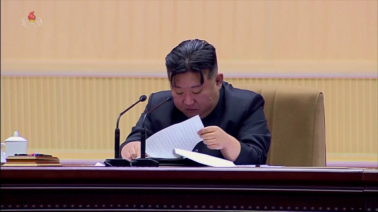 Ким Чен Ун плаче, докато призовава севернокорейските жени да имат повече деца, за да спрат спада на раждаемостта
