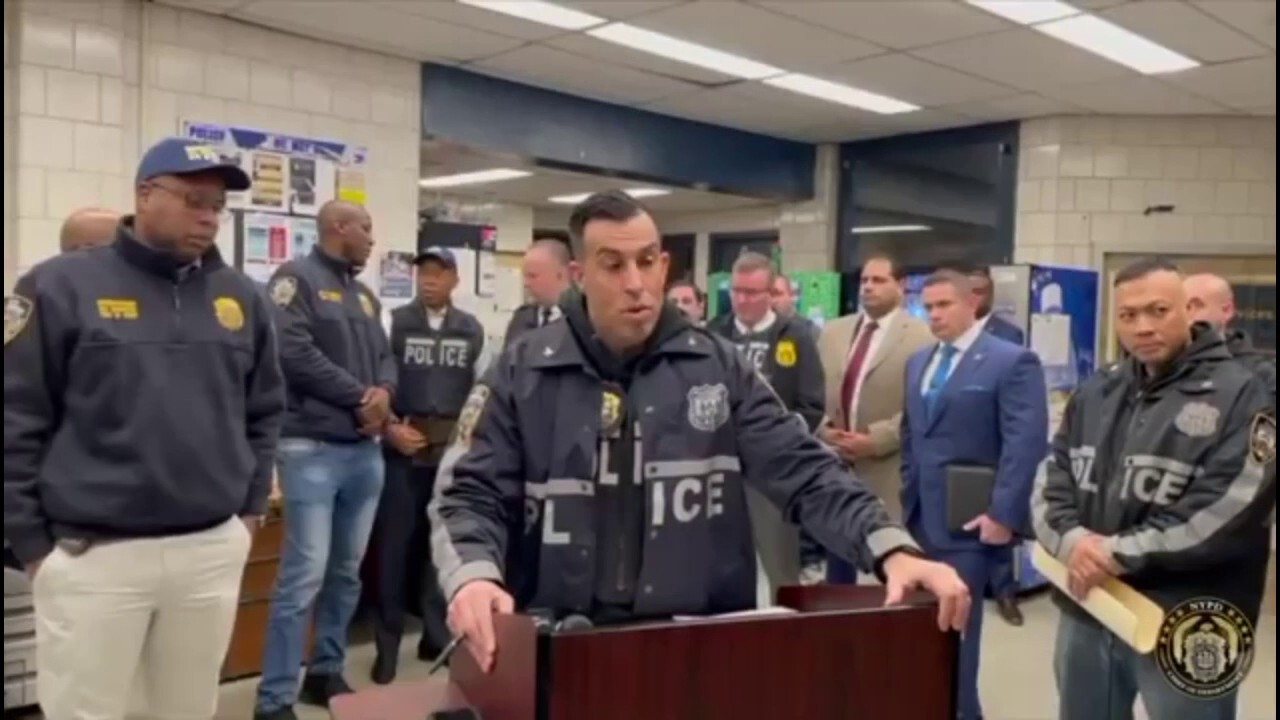 Полицията в Ню Йорк публикува снимки от набези на мигранти, докато градските лидери на меките престъпления са изправени пред национално възмущение