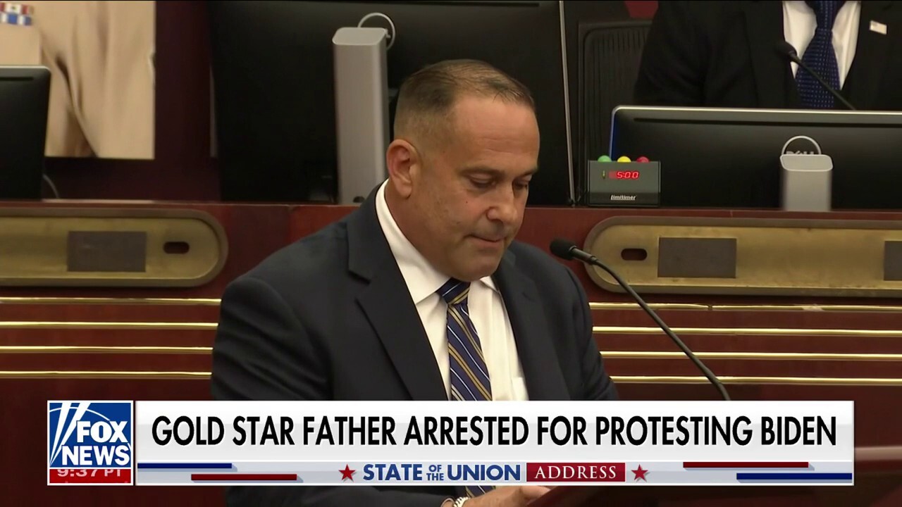 Бащата със Златна звезда Стив Никуи е арестуван, след като е подиграл Байдън на адрес в SOTU