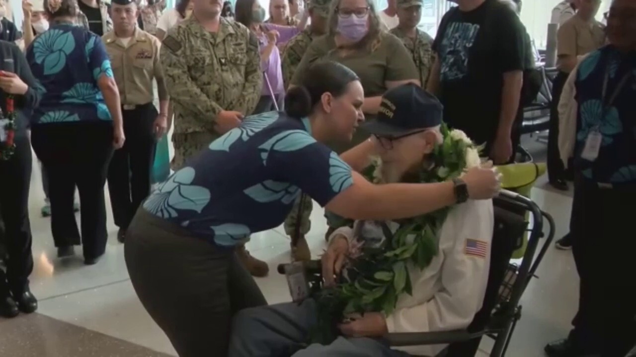WWII vets return to Honolulu decades after Pearl Harbor