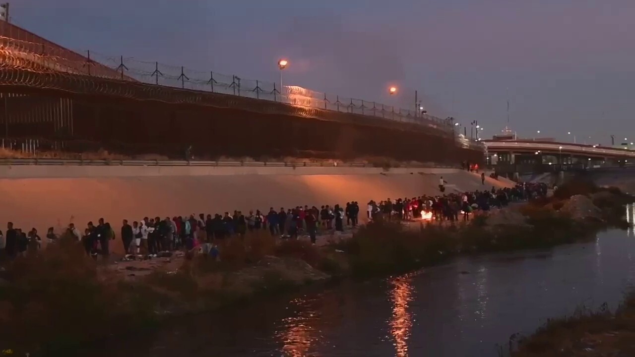Migrant caravan of more than 1,000 crosses into El Paso, Texas